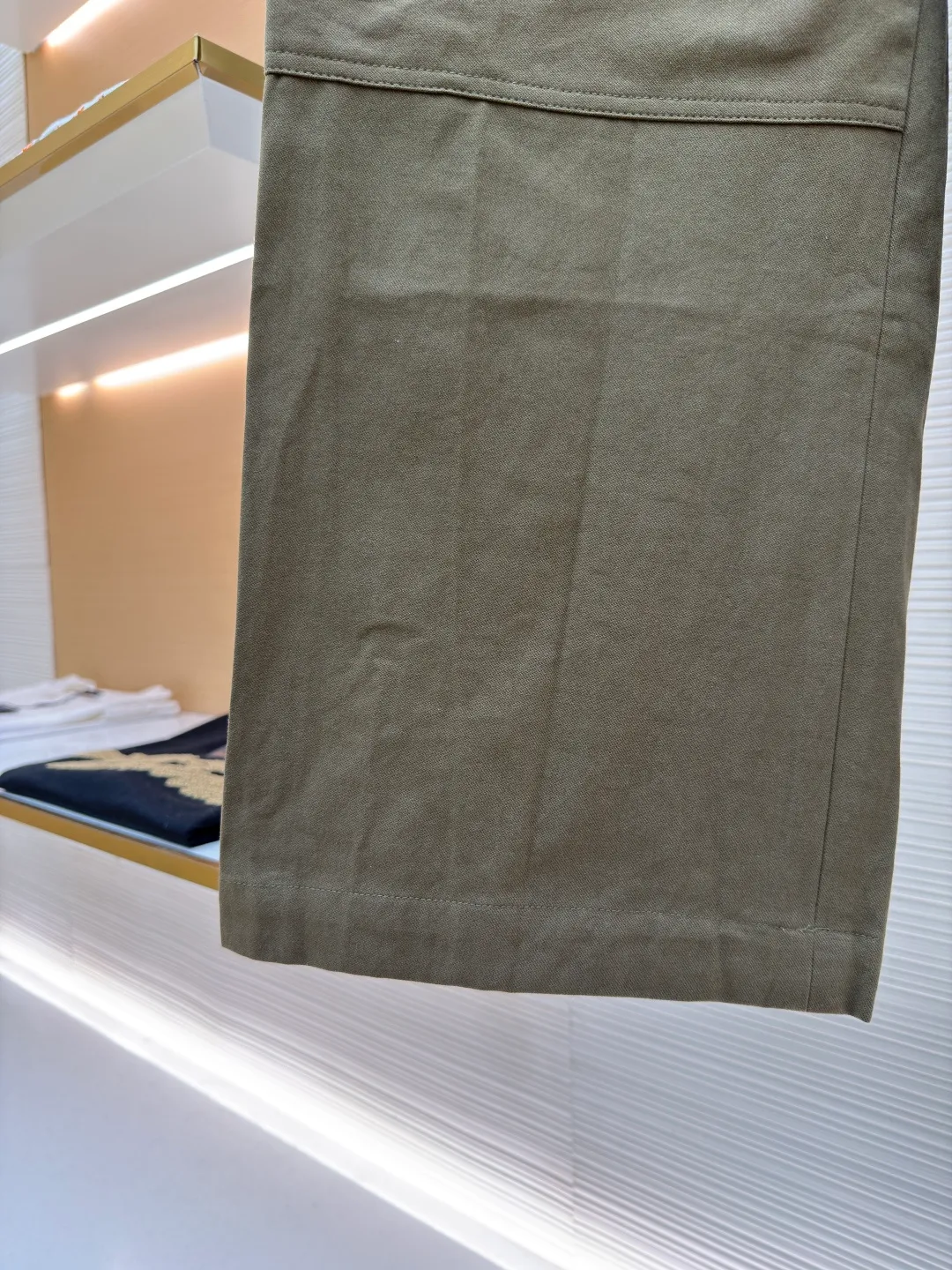 Acne Studios label work trousers ●Original version: Purchased and developed for 5100 ●Item number: 1681397-B20 ●Fabric: Finely woven fine-grain woven fabric ●Technology: Heavy-duty washing and production ●Color: Khaki ●Version: Fitted version ●Weight: about 865g ●Size: S-M-L-XL ●Description: Customized fine-grain woven luxury, excellent texture, comfortable and skin-friendly Khaki green interprets a new level of fashion. It comes from the color of nature. The Acne Studios label is decorated on the pocket to add the finishing touch. It adds brand recognition. It is practical and adds a tough temperament to the workwear style. The toughness is blended with low-key luxury. Showing a casual attitude, the template machine opens the bag. The preset template guides the position, shape and size of the bag opening. The accuracy ensures the quality of the bag opening effect. Heavy-duty washing of cloth batches Heavy-duty washing of cloth batches uses industrialized washing equipment and methods through a combination of physical and chemical means. Improve cleanliness and soft feel. The overall wiring is straight and delicate, the fabric is comfortable and soft, and the color is consistent without color difference. It can be matched with the same style to create a fashionable look and control various occasions. Customized accessories, complete with three standards, same style for men and women!